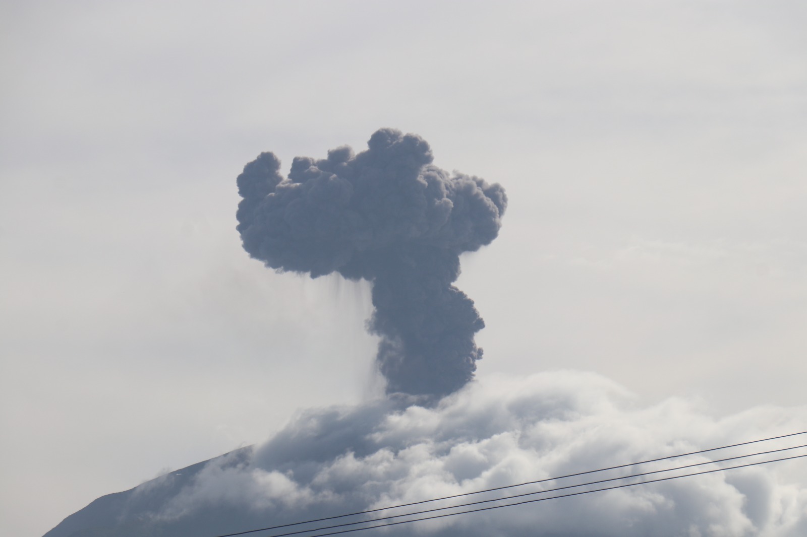 Gunung Ile Lewotolok Naik Status ke Siaga, Lontaran Material Pijar Picu Kebakaran